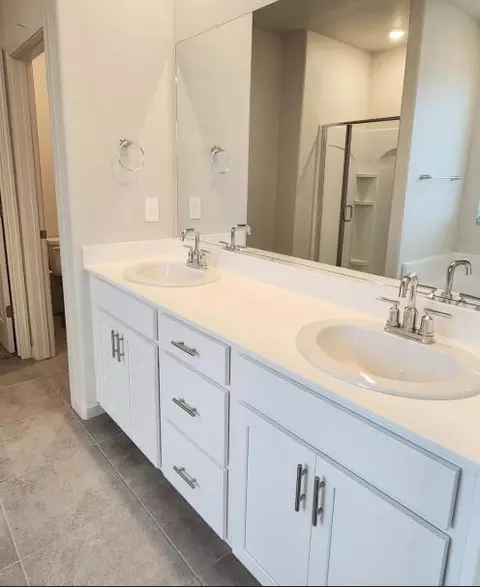 Bath - 1792 Skagway Ave, Manteca, CA 95337 photo 4 of 5