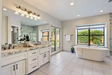 Bath - 969 Spring Creek Dr, Ripon, CA 95366 photo 2 of 5