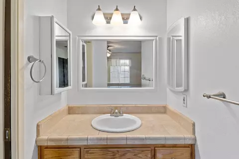 Bath - 986 Pebble Way, Manteca, CA 95336 photo 1 of 3