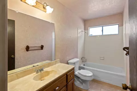 Bath - 986 Pebble Way, Manteca, CA 95336 photo 3 of 3