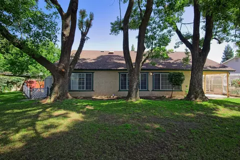 Exterior - 986 Pebble Way, Manteca, CA 95336 photo 11 of 14