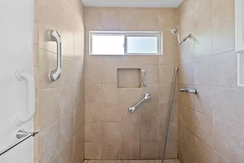 Bath - 986 Pebble Way, Manteca, CA 95336 photo 2 of 3