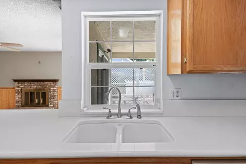 Kitchen - 986 Pebble Way, Manteca, CA 95336 photo 2 of 2