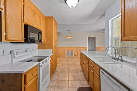 Kitchen - 986 Pebble Way, Manteca, CA 95336 photo 1 of 2