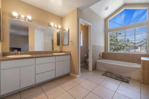 Bath - 748 Codington Way, Modesto, CA 95357 photo 3 of 5