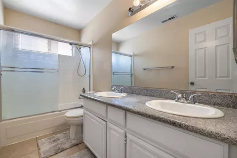 Bath - 748 Codington Way, Modesto, CA 95357 photo 2 of 5