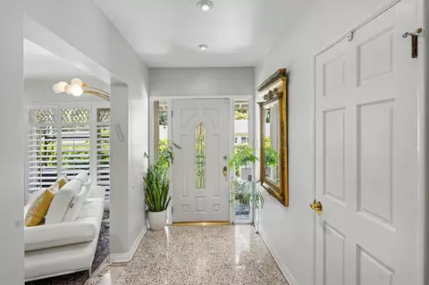 1118 Roscomare Rd, Los Angeles, CA 90077