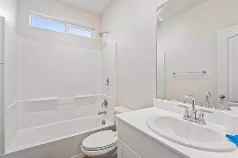 Bath - 3095 Tower St, Manteca, CA 95337 photo 1 of 2