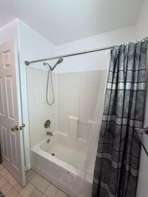 Bath - 1580 Via Del Pettoruto, Gustine, CA 95322 photo 6 of 6