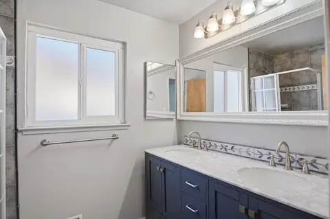 Bath - 1436 Montclair Dr, Modesto, CA 95350 photo 2 of 3