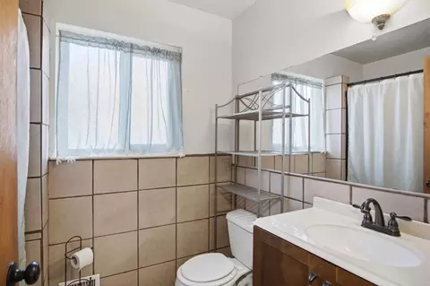 Bath - 1436 Montclair Dr, Modesto, CA 95350 photo 1 of 3