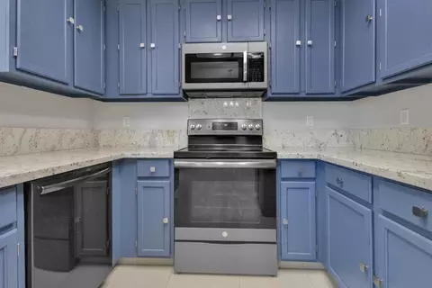 Kitchen - 15510 Lottie Way, Lathrop, CA 95330 photo 5 of 10