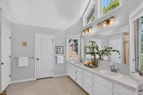 Bath - 6431 Orange Hill Ln, Carmichael, CA 95608 photo 5 of 7