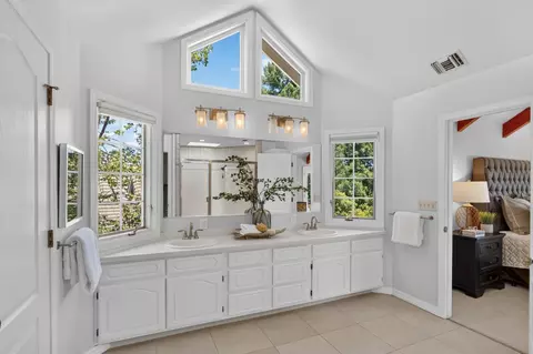 Bath - 6431 Orange Hill Ln, Carmichael, CA 95608 photo 4 of 7
