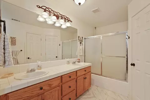 Bath - 2109 Bluejay Way, Lodi, CA 95240 photo 2 of 2