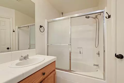 Bath - 2109 Bluejay Way, Lodi, CA 95240 photo 3 of 3