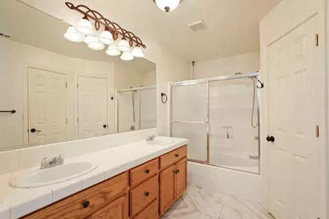 Bath - 2109 Bluejay Way, Lodi, CA 95240 photo 2 of 3