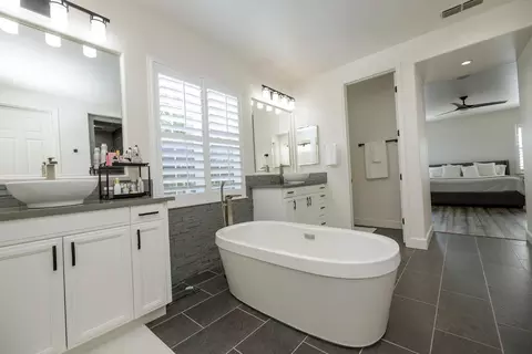 Bath - 1682 Fairway Oaks Ct, Ripon, CA 95366 photo 4 of 6