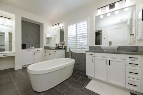 Bath - 1682 Fairway Oaks Ct, Ripon, CA 95366 photo 3 of 6