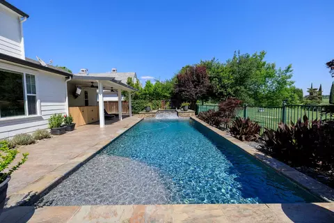 Exterior - 1682 Fairway Oaks Ct, Ripon, CA 95366 photo 8 of 14