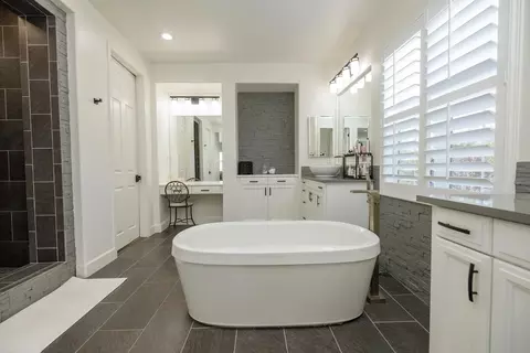 Bath - 1682 Fairway Oaks Ct, Ripon, CA 95366 photo 2 of 6
