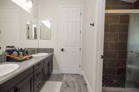 Bath - 1682 Fairway Oaks Ct, Ripon, CA 95366 photo 6 of 6
