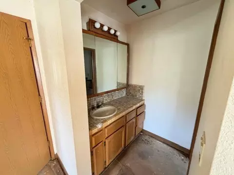 Bath - 22460 Canyon Way, Colfax, CA 95713 photo 2 of 9