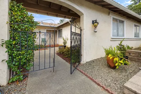 7961 Phaeton Dr, Oakland, CA 94605