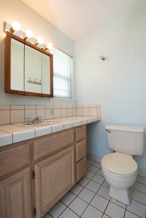 Bath - 1532 Hialeah Dr, Modesto, CA 95350 photo 1 of 4