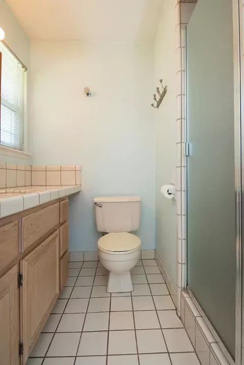 Bath - 1532 Hialeah Dr, Modesto, CA 95350 photo 2 of 4