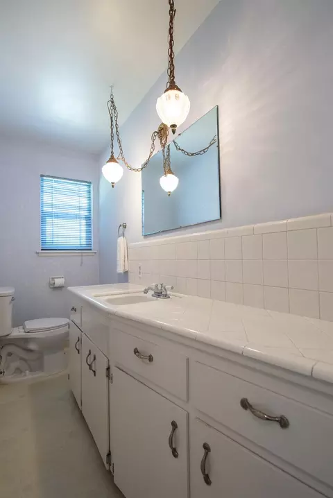 Bath - 1532 Hialeah Dr, Modesto, CA 95350 photo 3 of 4