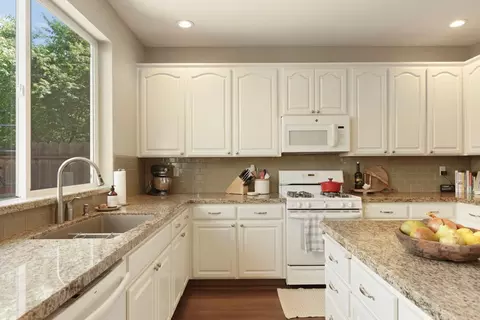 Kitchen - 2639 Creekside Dr, Lodi, CA 95242 photo 3 of 5