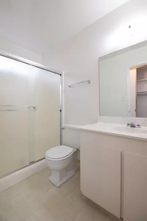 Bath - 2905 Bateman Ln, Modesto, CA 95354 photo 1 of 2