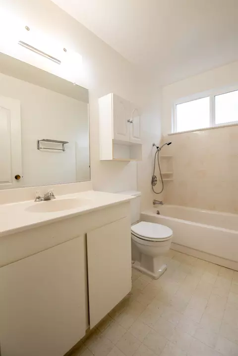 Bath - 2905 Bateman Ln, Modesto, CA 95354 photo 2 of 2