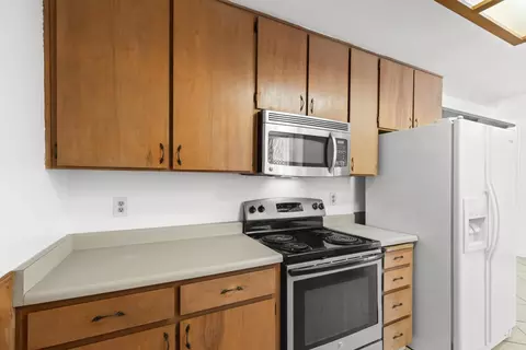 Kitchen - 1541 W Kavanagh Ave, Tracy, CA 95376 photo 4 of 5