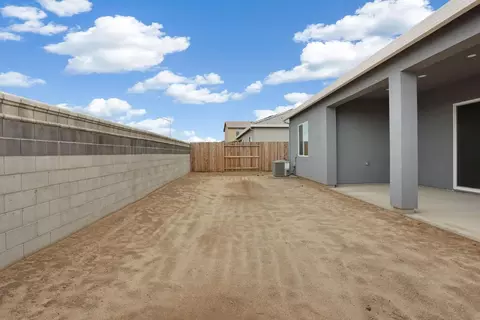 Exterior - 484 Vinal Dr, Manteca, CA 95337 photo 6 of 7