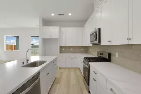 Kitchen - 484 Vinal Dr, Manteca, CA 95337 photo 1 of 7