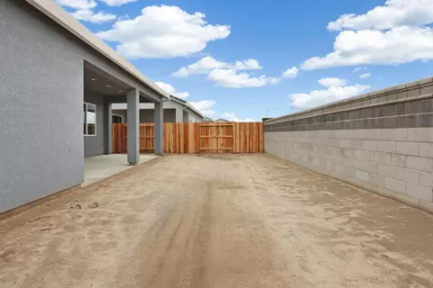 Exterior - 484 Vinal Dr, Manteca, CA 95337 photo 3 of 7