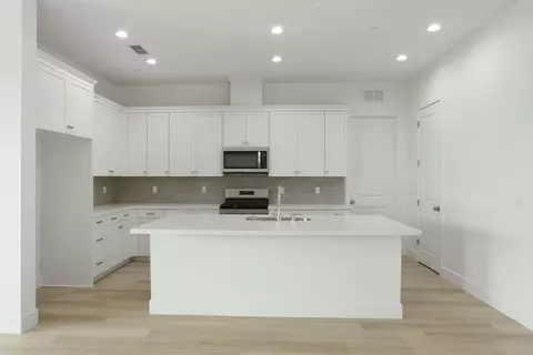 Kitchen - 484 Vinal Dr, Manteca, CA 95337 photo 3 of 7