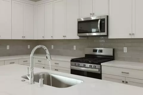 Kitchen - 484 Vinal Dr, Manteca, CA 95337 photo 4 of 7