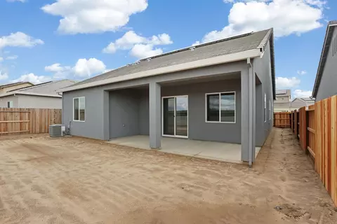 Exterior - 484 Vinal Dr, Manteca, CA 95337 photo 5 of 7
