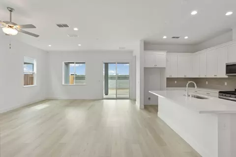 Living - 484 Vinal Dr, Manteca, CA 95337 photo 2 of 4