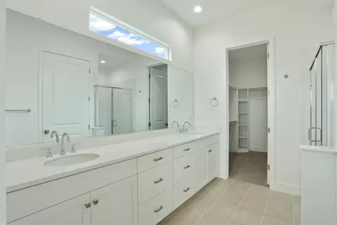 Bath - 484 Vinal Dr, Manteca, CA 95337 photo 2 of 9