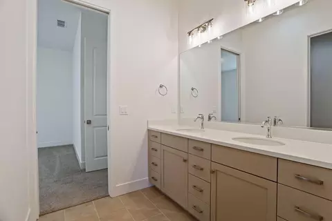 Bath - 450 Vinal Dr, Manteca, CA 95337 photo 4 of 5