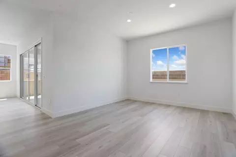 Living - 450 Vinal Dr, Manteca, CA 95337 photo 2 of 4
