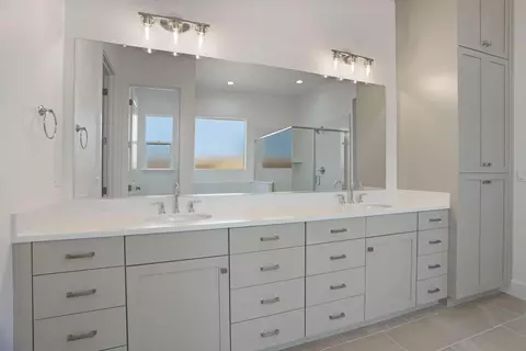 Bath - 450 Vinal Dr, Manteca, CA 95337 photo 3 of 5