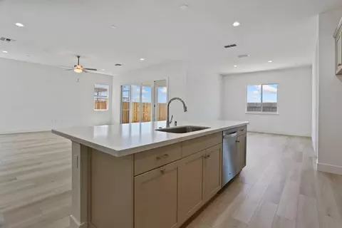 Kitchen - 450 Vinal Dr, Manteca, CA 95337 photo 4 of 5