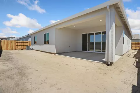 Exterior - 450 Vinal Dr, Manteca, CA 95337 photo 4 of 6
