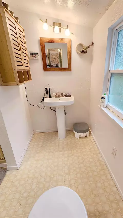 Bath - 894 Hillcrest St, Placerville, CA 95667 photo 2 of 3