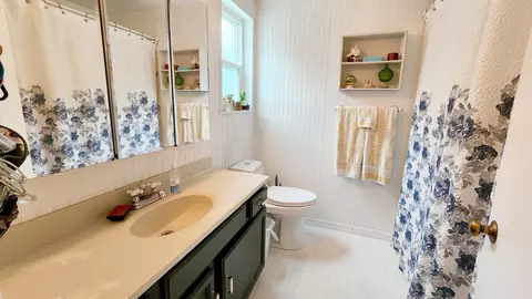 Bath - 894 Hillcrest St, Placerville, CA 95667 photo 1 of 3